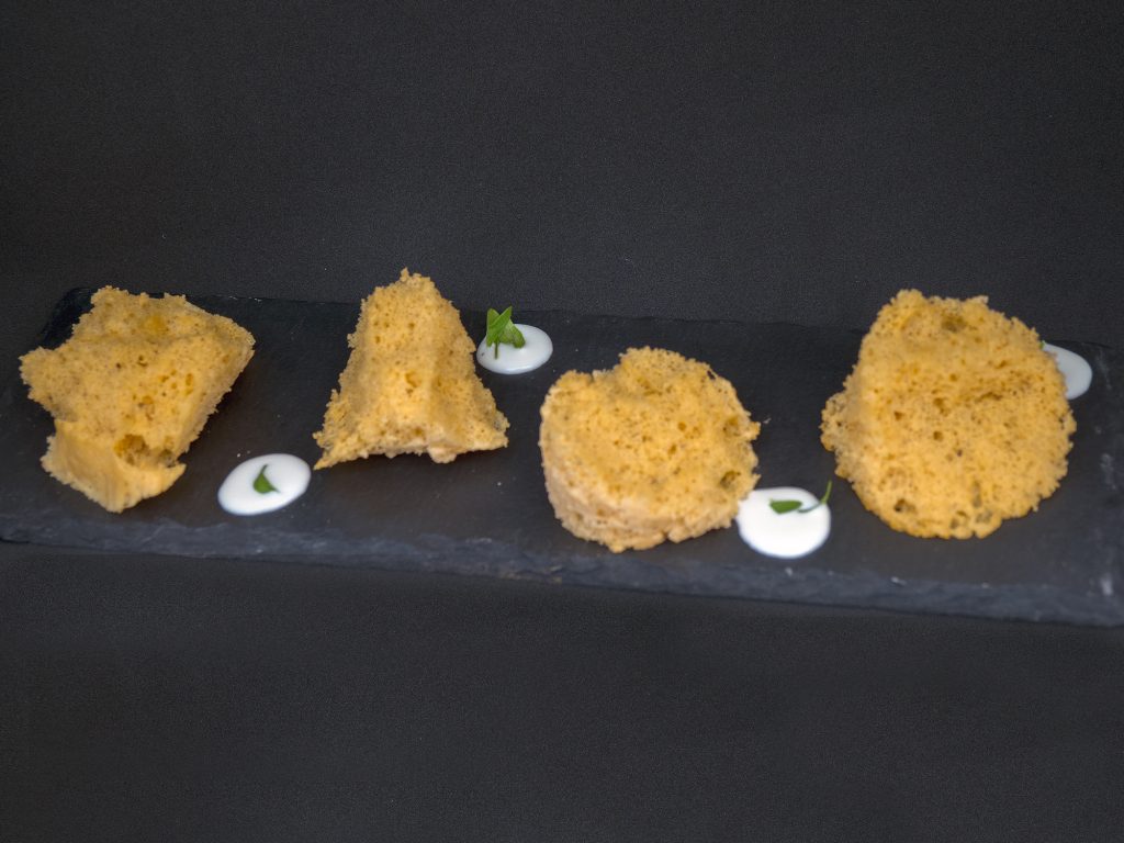 Bizcocho de chorizo de perro con contraste de queso ahumado