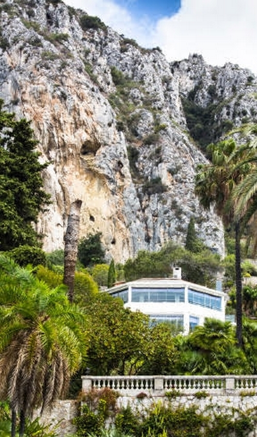 Al pie de las montañas, a dos pasos de Italia y del puesto fronterizo, dominando la vista al mar Mediterráneo el majestuoso
edificio años 30 del Mirazur.