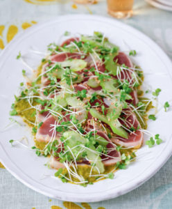 Tataki de atún sellado con salsa de hierbas japonesas