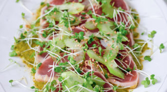 Tataki de atún sellado con salsa de hierbas japonesas