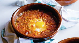 Zurrukutun: El caliente abrazo del frío en una sopa de bacalao y pan