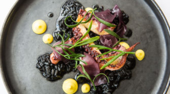 Pulpo con azafrán, risotto negro y dulse encurtido