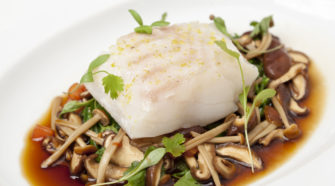 Bacalao escalfado con caldo asiático