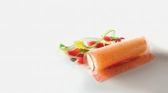 Ruibardo de cocción lenta con apio y sorbete de yogur de leche de oveja