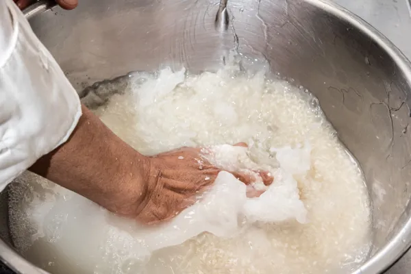 Sushi inari con anguila ahumada